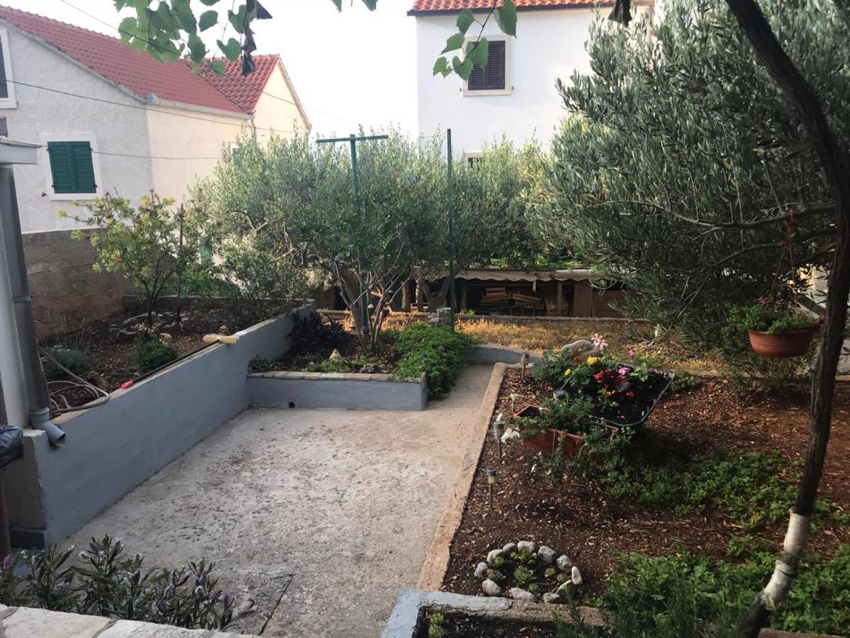 Apartmani Katarina Bol Bagian luar foto