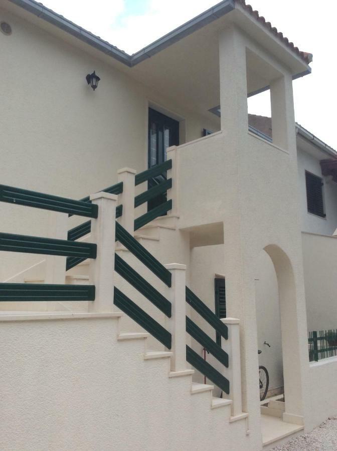 Apartmani Katarina Bol Bagian luar foto